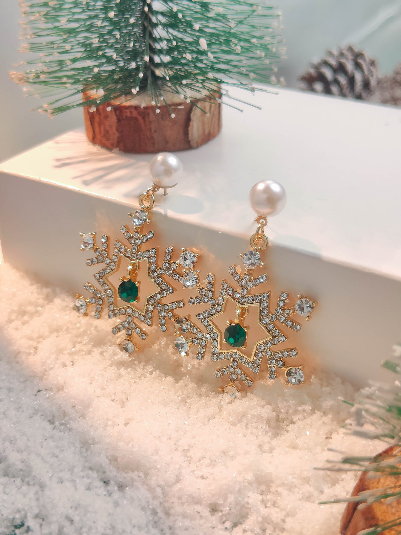 Elegant Christmas Snowflake Earrings - Sparkle This Festive Season!