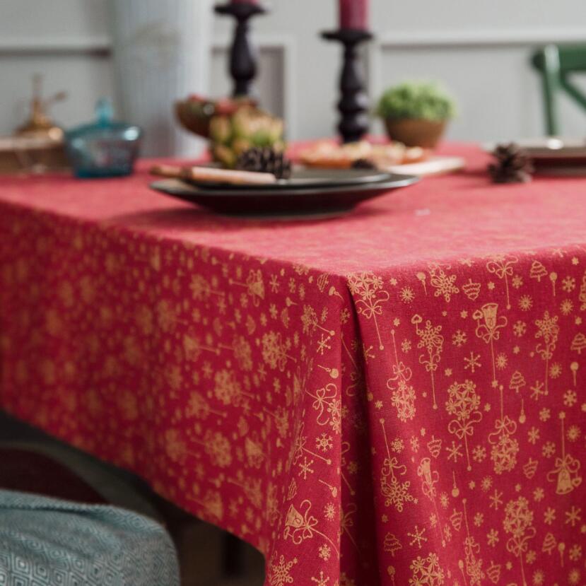 Elegant Christmas Gilded Tablecloth – Perfect for a Festive and Sophisticated Table Setting!