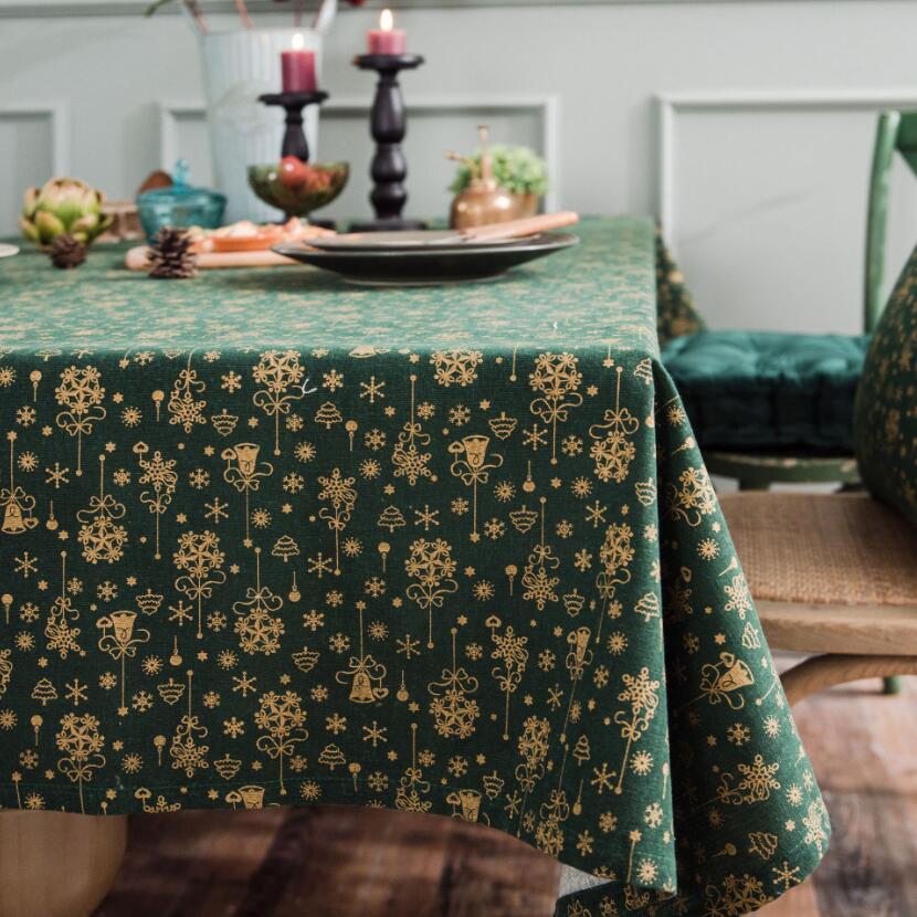 Elegant Christmas Gilded Tablecloth – Perfect for a Festive and Sophisticated Table Setting!